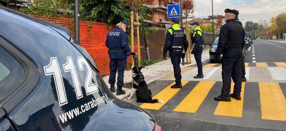 Foto d'archivio A casa del pensionato per chiedere di pagare il conto, ma lui estrae la pistola e li minaccia: arrestato